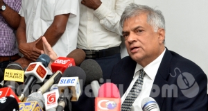 අගමැති රනිල් ඉවත් කිරීමෙන් ඩොලර් බිලියන 2ක් ව්‍යාපෘති අහිමි වෙයි