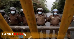 ජනපති ලේකම් කාර්යාලය වටලමින් විශ්‍රාමිකයින් සහන ඉල්ලා පාරට බසී