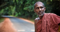 කොන්ද කෙළින් තියෙන භික්ෂු නායකත්වයක් මේ රටේ නැහැ