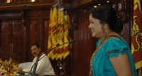 මාලනී මහින්දගේ දෑත් අත්හරින්නේ ඇයි?