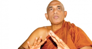 තුන්වරක් බැහැයි කියමින් රතන හිමි වේදිකාවට