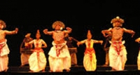 ජනකලා කේන්ද්‍රයේ නර්තන සිසු සිසුවියන්ට ශීර්ෂාභරණ පැළඳවේ.