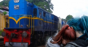 සමෘද්ධිය අහිමි වූ මවක් දරුවා සමඟ කෝච්චියට පනී