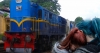 සමෘද්ධිය අහිමි වූ මවක් දරුවා සමඟ කෝච්චියට පනී
