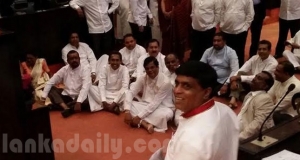 මහින්ද රැක ගන්න ‍ගෝලයෝ බිම වාඩි වෙති