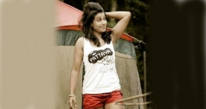හිමි නම සමඟ රිතිකා ගිටාර් ගැසූ මියුසික් වීඩියෝව
