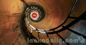 යහපාලන කිරි කළයට වැ‍ටුණු ගොම තලිය
