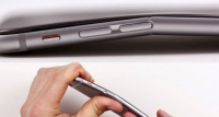 iPhone 6 දෙකට නැමෙනවා ලු (වීඩියෝ )