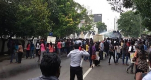 සරසවි සිසුන්ට කඳුළු ගෑස් සහ ජල ප්‍රහාර