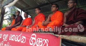 කැලණියේ සත්‍යග්‍රහයට බෞද්ධ හා පාලි ශිෂ්‍ය භික්ෂූන් එක්වෙයි(photo)