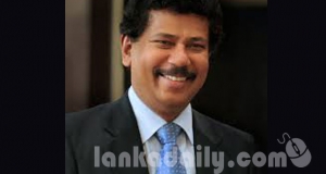 සල්ලි ලොරියක් සොයා ගාමිණි සෙනරත්ගේ නිවස වටලයි