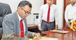 තරුණ සේවා සභාපතිත් ඉල්ලා අස්වෙයි. ආණ්ඩුව පිහිට වූ නැකත අවුල්ද ?   