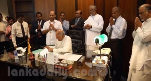 රාජපක්ෂලා හිට්ලර් පාලනය අරඹයි. දිනේෂ් බලහත්කාරයෙන් සභානායක කාමරය අල්ලයි.