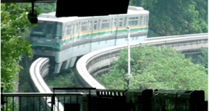 ගෙවල් මැදින් දුවන චීන දුම්රිය