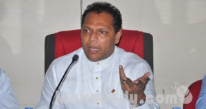 කණමදය වගේ බී ගත්තු දයාසිරි, මාධ්‍යවේදීන් දෙදෙනෙකුට පහර දීලා