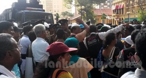 පොර්ට් සිටි විරෝධයට පොලීසිය හරස්වේ