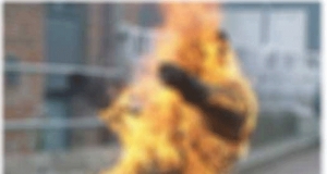 කොල්ලුපිටියේදී පුද්ගලයෙක් ගිනි තබා ගනී