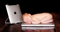 අලුත උපන් දරුවන්ට ipad දෙන්නලු