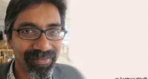 බ්‍රිතාන්‍යයෙන් පැමිණි ආචාර්යවරයා ගෙන් ප්‍රශ්න කරයි